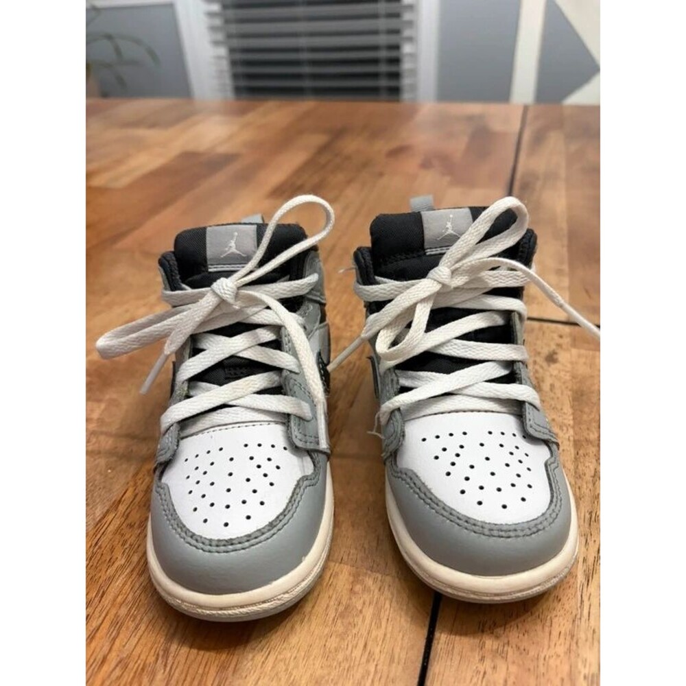 Jordan 1 Boys' High Top Sneakers Gray White Leather Upper Lace Up Logo Size 7C